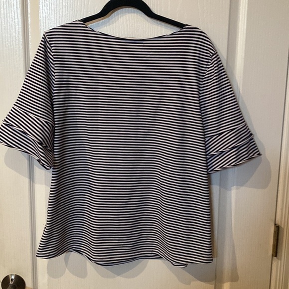 Amaryllis Sz M Crewneck longer short sleeve top - Picture 5 of 5
